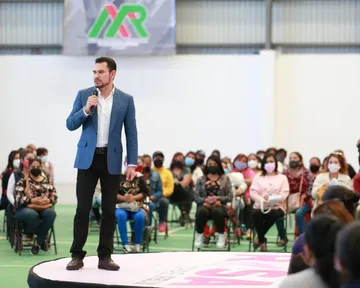 Mineral de la Reforma: entregan computadoras y dan becas a estudiantes