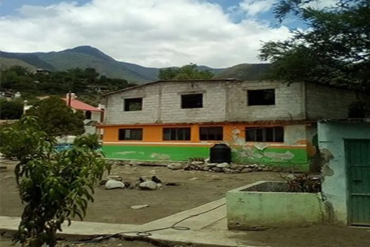 Julio Menchaca recibe demandas de rehabilitación de escuelas