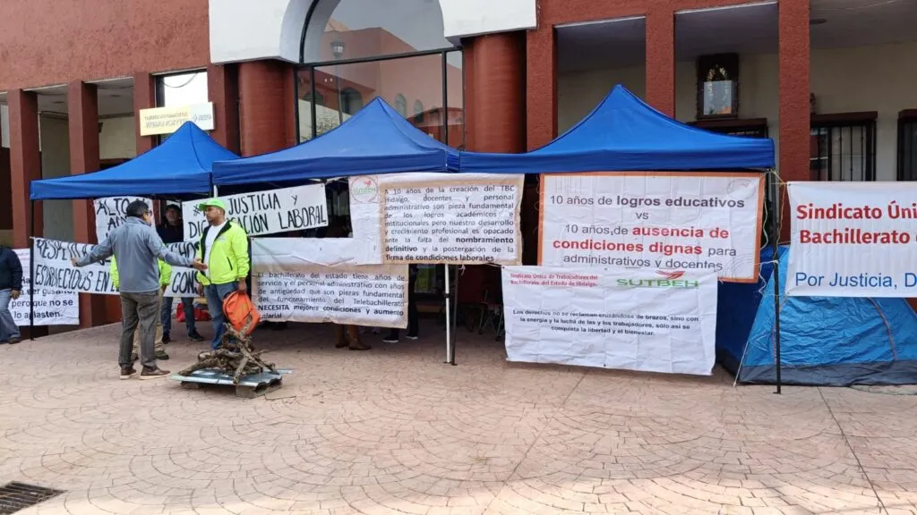 SUTBEH toma oficinas del Telebachillerato en Pachuca; esto piden