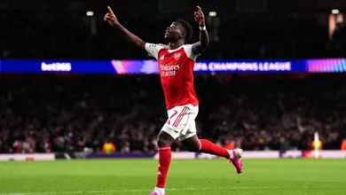 Bukayo Saka celebra el gol con el que el Arsenal clasifica a la final de la Champions League
