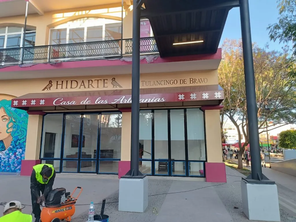 Tulancingo borra, pieza por pieza, la memoria de Ricardo Garibay: retiran placa-busto
