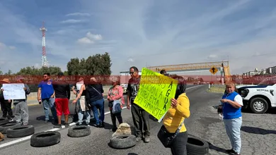 Bloqueo en la México-Pachuca: Exigen agua en la colonia El Cid.