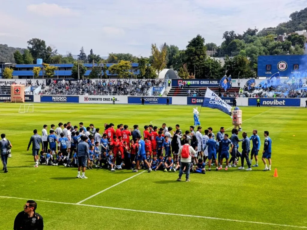 Cruz Azul desata la euforia de su afición durante entrenamiento en Hidalgo