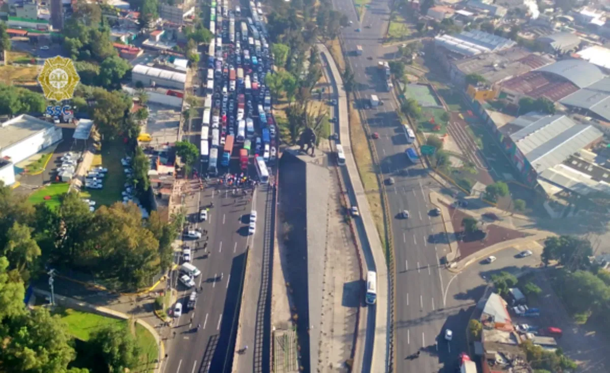 Autos varados por el bloqueo en la México-Pachuca durante protesta de piperos por operativos contra el robo de agua.