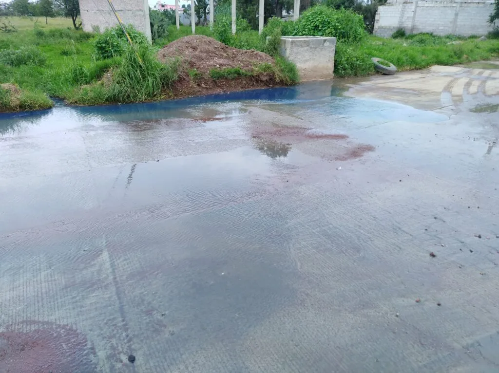 Drenaje de color azul inunda calles de Tulancingo por meses sin ser atendido