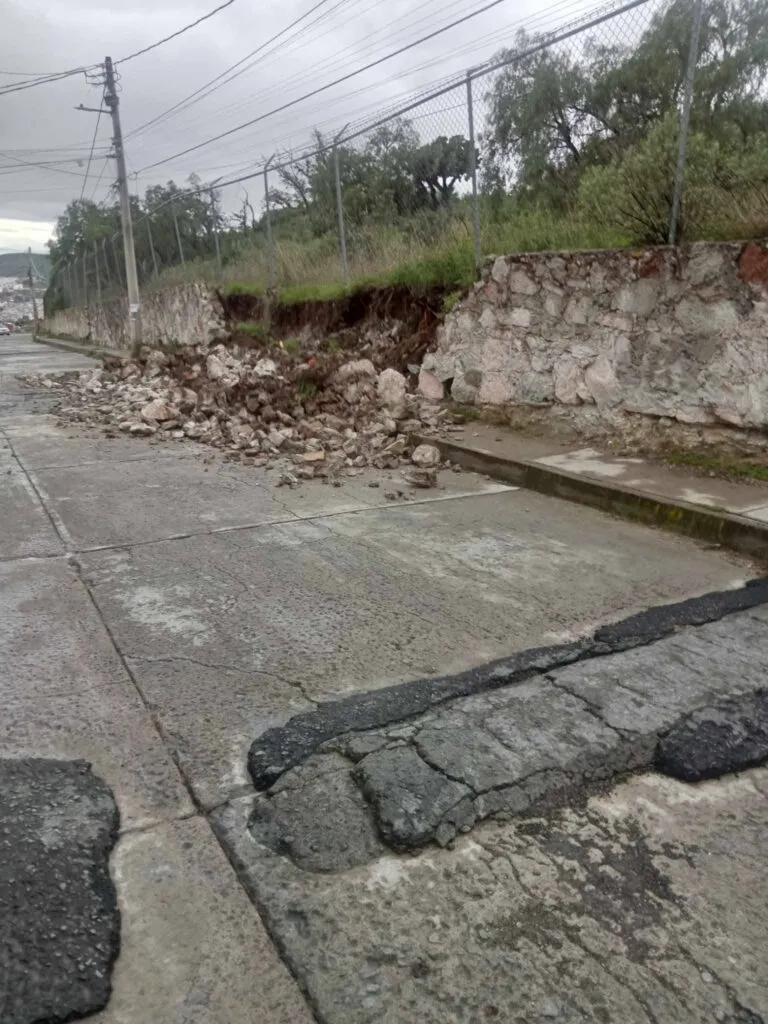 Lluvias derriban barda en colonia de Pachuca