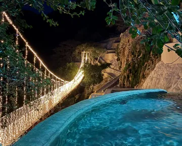 Grutas de Tolantongo: un destino iluminado para la temporada navideña