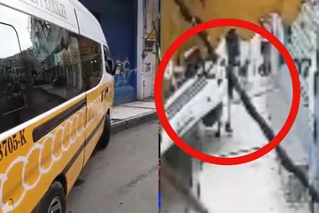 ¡Así ocurrió! Video muestra el momento en que una Urvan se sube a la banqueta y arrolla a una mujer