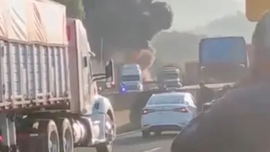 Un tractocamión en llamas mantiene cerrada la autopista Arco Norte cerca de la caseta Tula 2; bomberos trabajan en la zona.