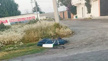 Elementos de seguridad resguardan la zona donde fue localizado un cuerpo en Villa de Tezontepec.
