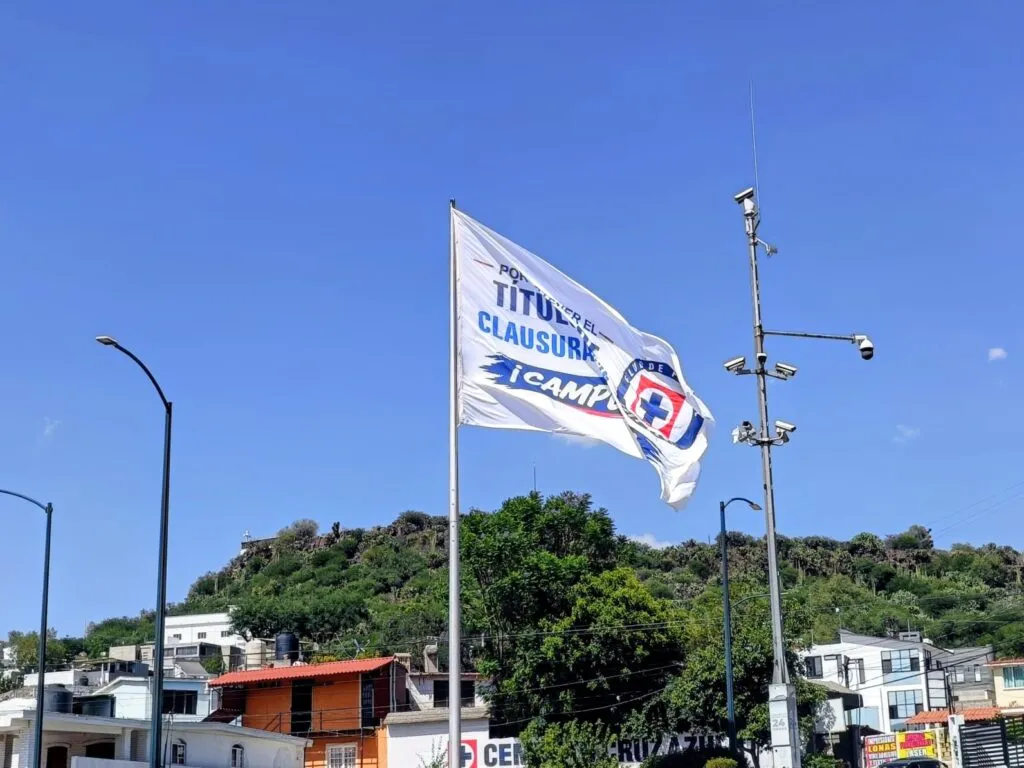 La décima ya ondea en Hidalgo: instalan bandera de campeón en Cruz Azul