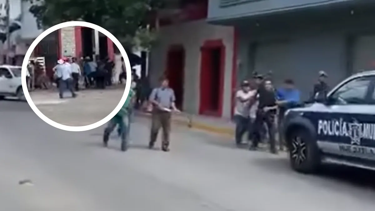 Pobladores retienen a funcionario en Huejutla con machetes y palos.