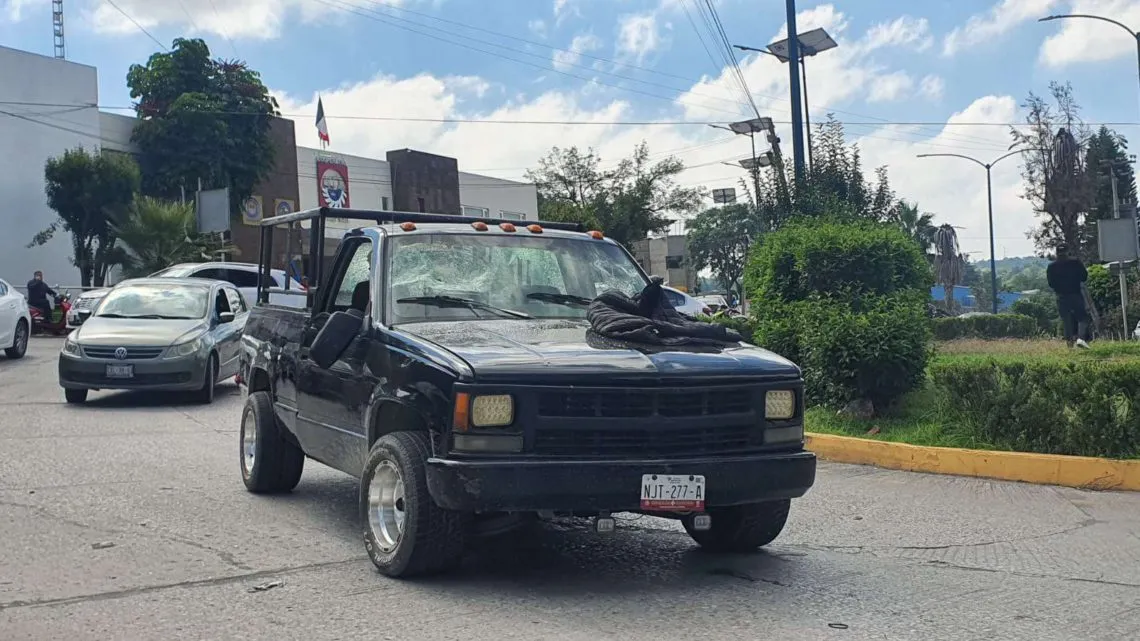 Cooperativa Cruz Azul: encapuchados retienen a 15 personas y destrozan camioneta