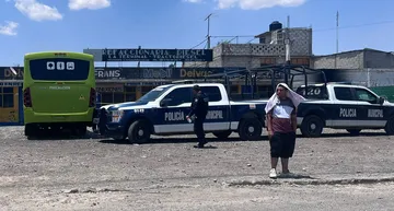 Muere mecánico tras caerle un autobús en Tizayuca