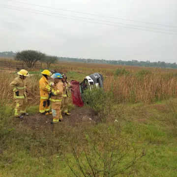 Volcadura en la México-Laredo deja una mujer herida y una camioneta destrozada
