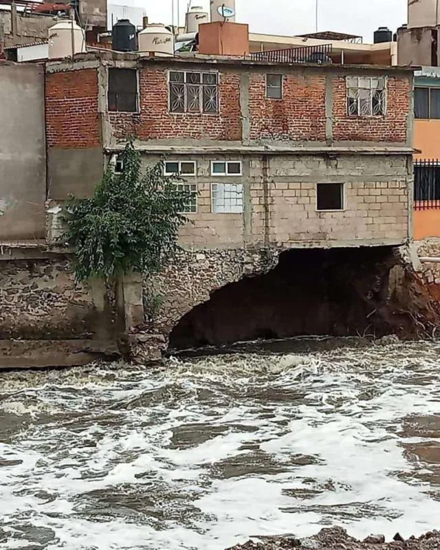 Río Tula: evacuan a familia de casa a punto de colapsar