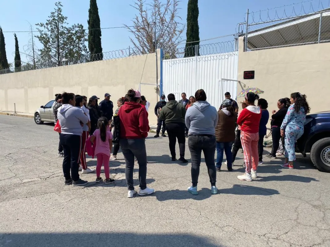 Tizayuca: padres de familia evitan acceso a directora de primaria