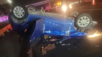 Accidente en la México-Pachuca: vuelca vehículo por exceso de velocidad