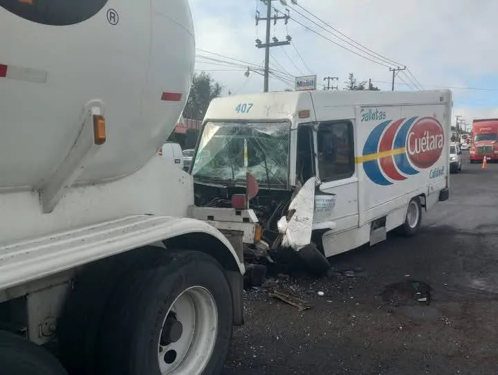 Accidente entre pipa de gas y camioneta en la México-Tuxpan deja dos lesionados en Tulancingo