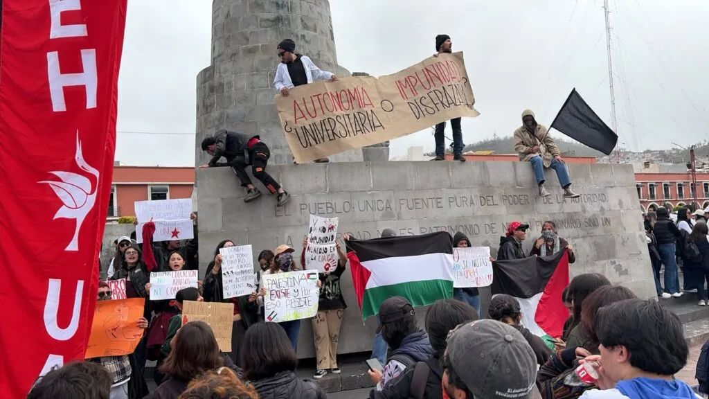 Protesta irrumpe en mitin de la UAEH y exhibe reclamos en Plaza Juárez
