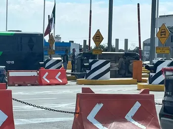 ¡Volcadura en la México-Pachuca! Auto queda sobre su costado en la caseta de Ojo de Agua y hay un lesionado