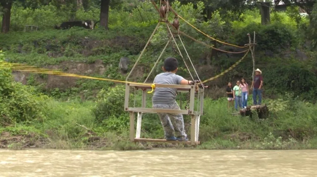 [VIDEO] Cruzan un ataúd por una tirolesa en Hidalgo: el río los dejó sin paso seguro