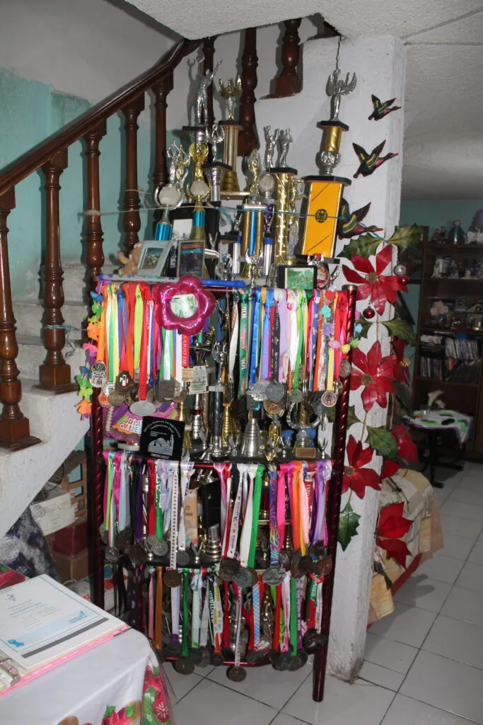 “Yo entrenaré hasta que el cuerpo aguante”: atleta Reyna a sus casi 80 años