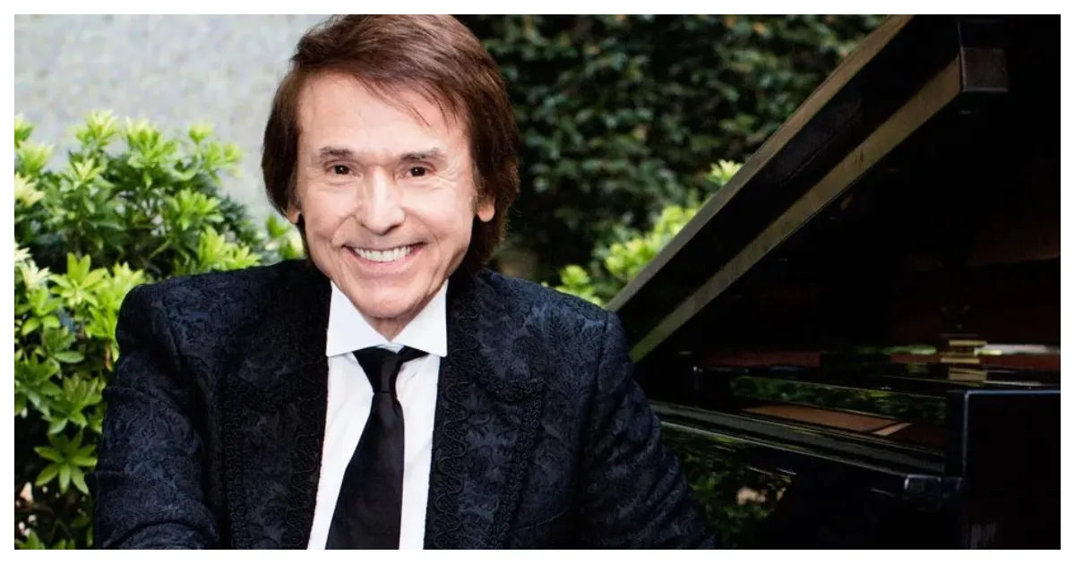 El cantante español, Raphael, de 81 años de edad.