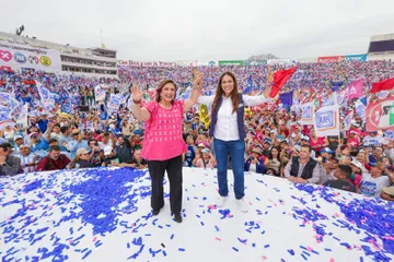 Xóchitl Gálvez firma compromiso para mantener programas sociales