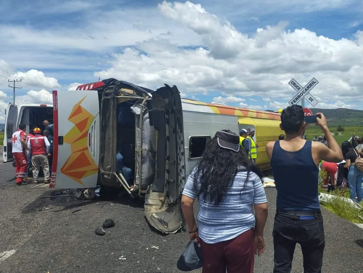 ¡Trágico accidente! Tren se lleva autobús de pasajeros en Apan