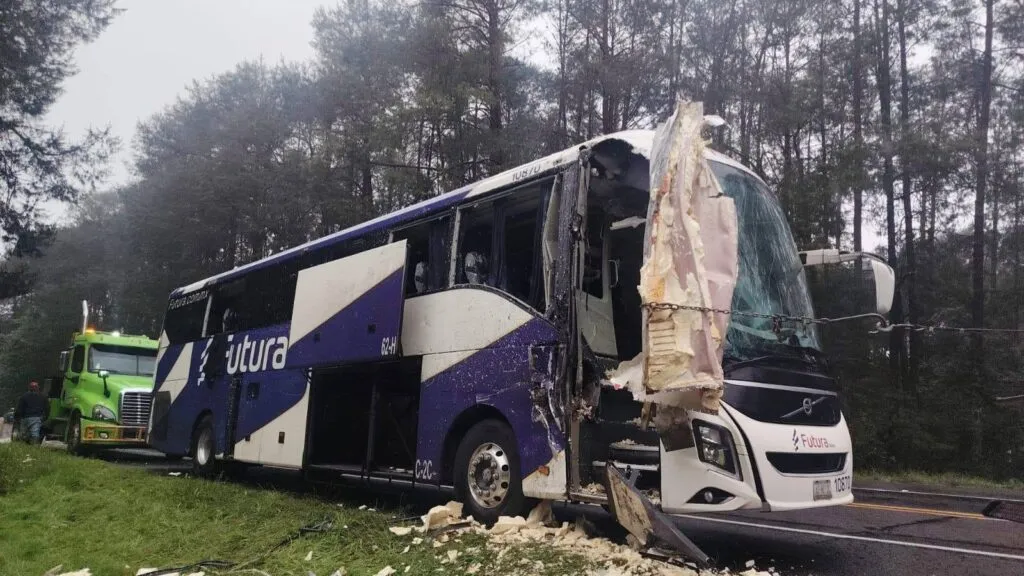 Choque entre autobús Futura y tráiler deja cinco lesionados en Acaxochitlán