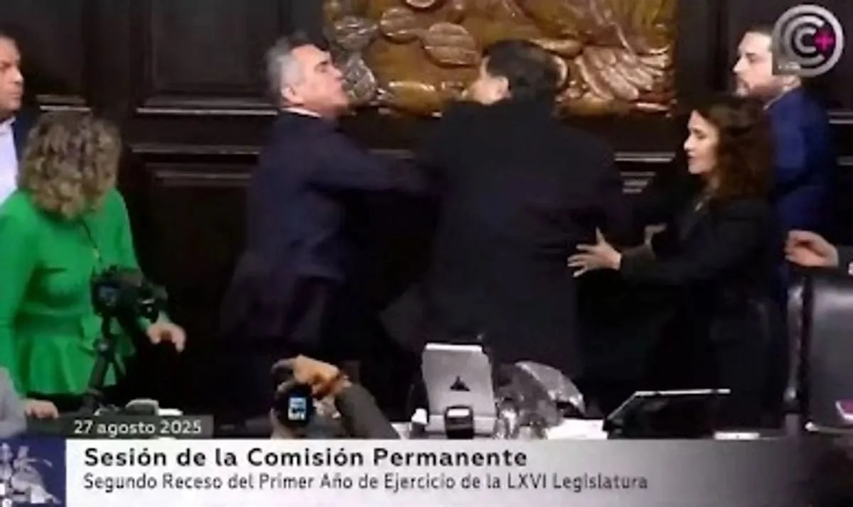 Alejandro Moreno del PRI y Fernández Noroña de Morena se enfrentan a golpes en el Senado