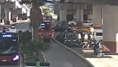 Vehículo particular se pasa la luz roja y provoca percance con unidad del Tuzobús en Zona Plateada
