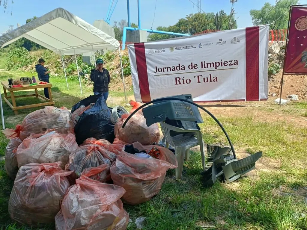 Encuentran basurero clandestino junto al río Tula y descubren qué tiraban ahí