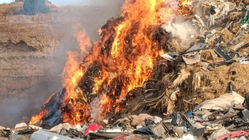 Incendio consume tiradero clandestino entre Epazoyucan y Mineral