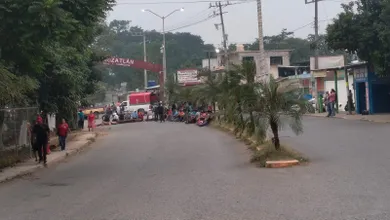 Bloqueo total en carreteras de San Felipe Orizatlán por protestas de habitantes.