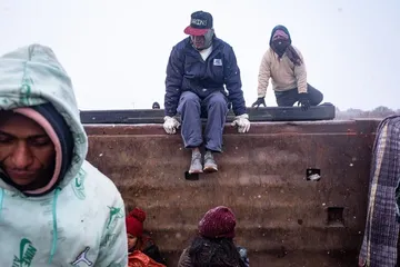 Migrantyes latinoamericanos a bordo de 'La Bestia', en Chihuahua.