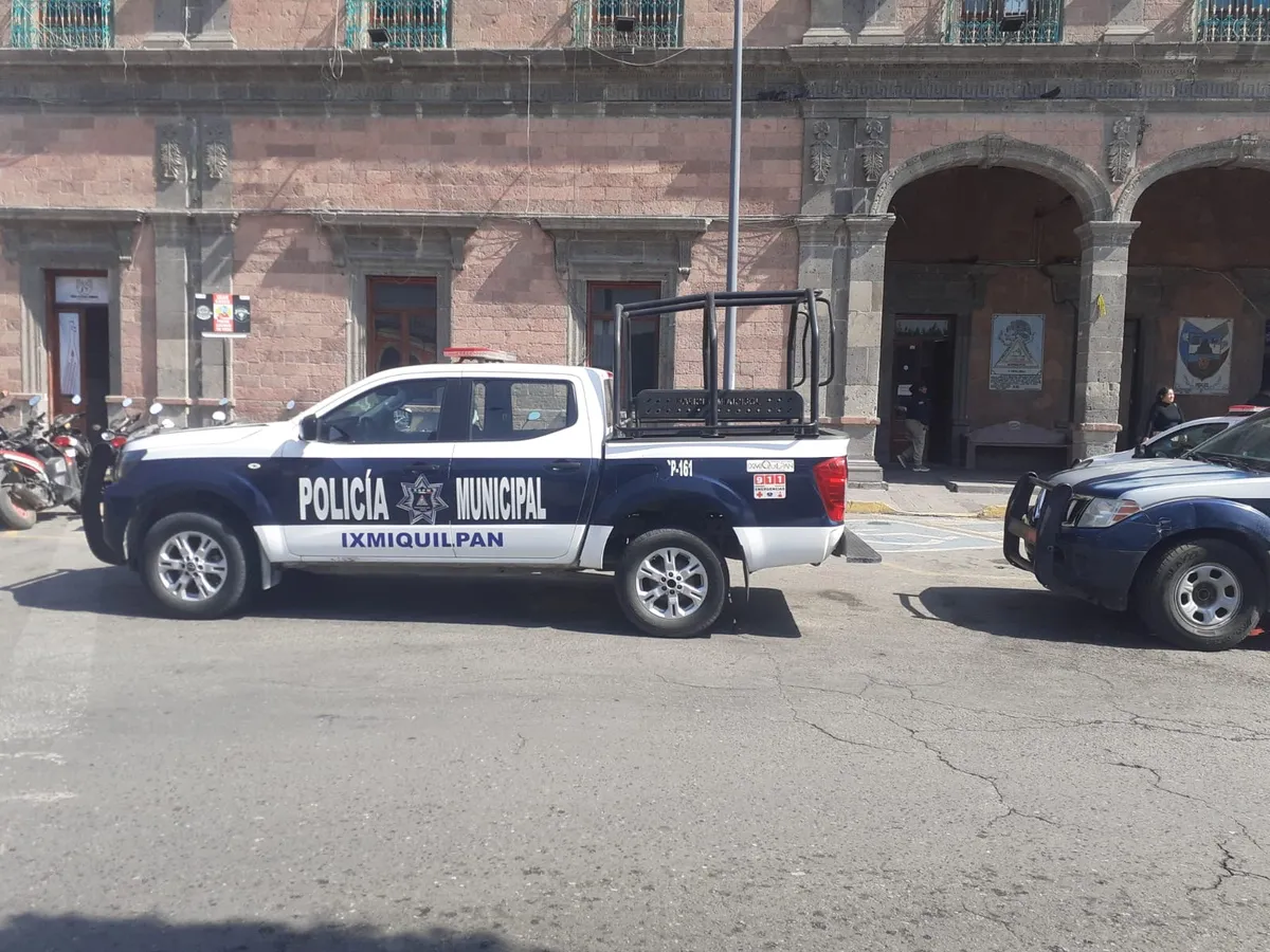Ixmiquilpan: policías se manifiestan por incumplimiento de alcaldesa con licencia