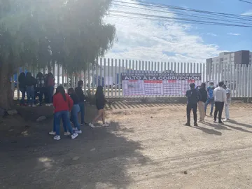 Se manifiestan por irregularidades en Escuela Normal Superior de Pachuca