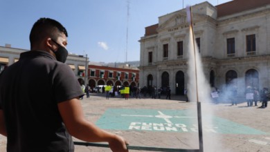 Cueteros se manifiestan por falta de apoyos debido a la pandemia