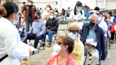 Aplican vacunas a adultos mayores en Feria de Pachuca