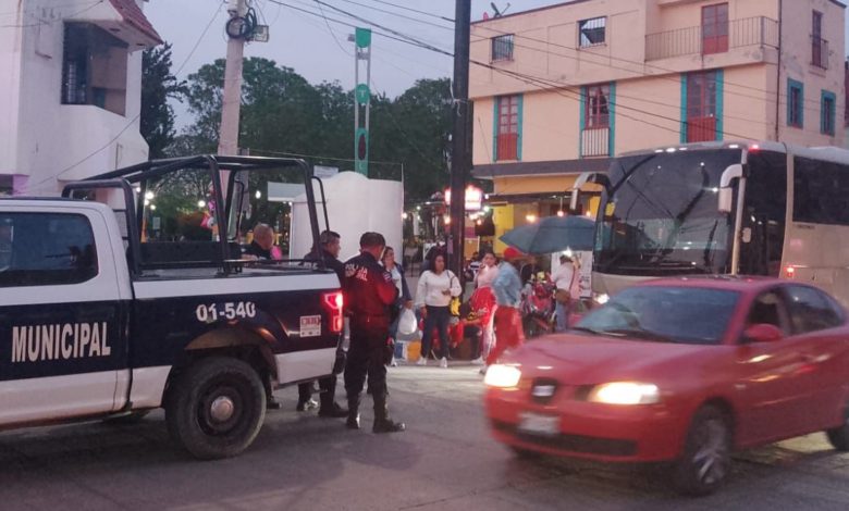 Un camión que trasportaba a 45 pasajeros, entre ellos estudiantes y padres de familia de la unidad escolar ubicada en la comunidad de Nantzha (Tula de Allende), fue alcanzado por cuatro sujetos que intentaban detenerlo. Foto: Especial