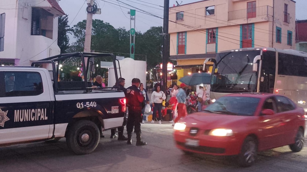 Un camión que trasportaba a 45 pasajeros, entre ellos estudiantes y padres de familia de la unidad escolar ubicada en la comunidad de Nantzha (Tula de Allende), fue alcanzado por cuatro sujetos que intentaban detenerlo. Foto: Especial