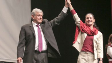 Foto de AMLO con Claudia Sheinbaum, a quien felicitó por ganar la encuesta de 2026.