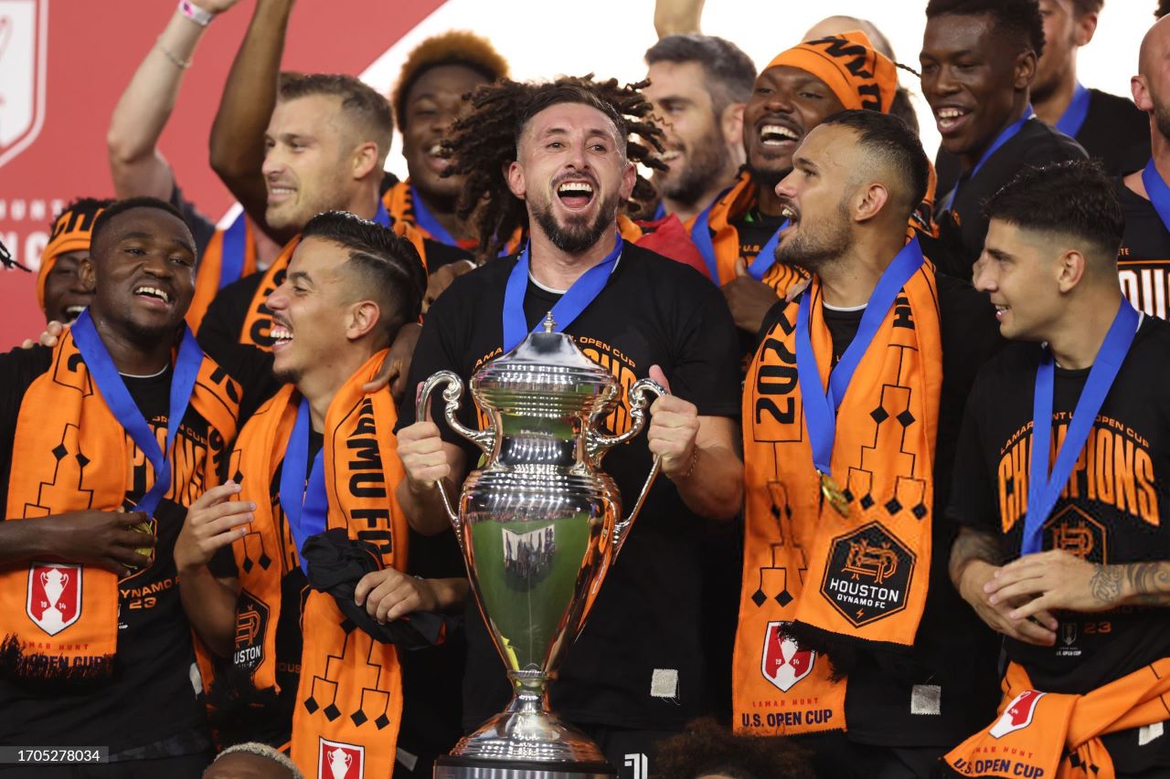 Foto de Héctor Herrera, campeón de la US Cup con el Houston Dynamo tras superar al Inter Miami.