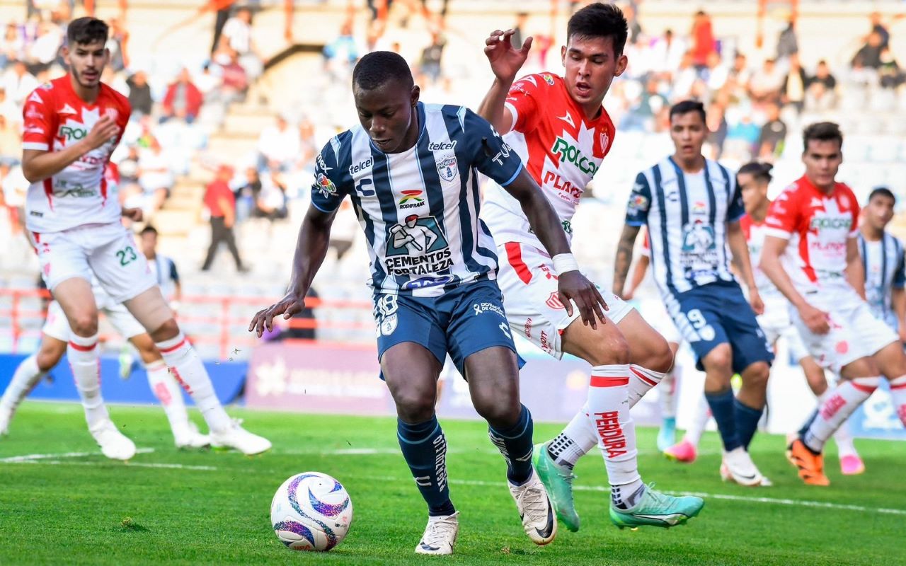 Foto de jugadores de Pachuca y Necaxa, que empataron a un gol en la Jornada 10.