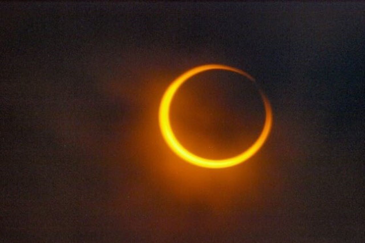 Foto de un eclipse solar, con el próximo que podrá verse en México en abril de 2024.