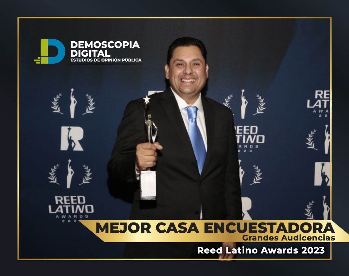 El director ejecutivo de Demoscopia Digital, Mario Garza, fue quien recibió dicho galardón en el evento que contó con mil quinientos trabajos postulados y más de 100 nominaciones. Foto: Cortesía