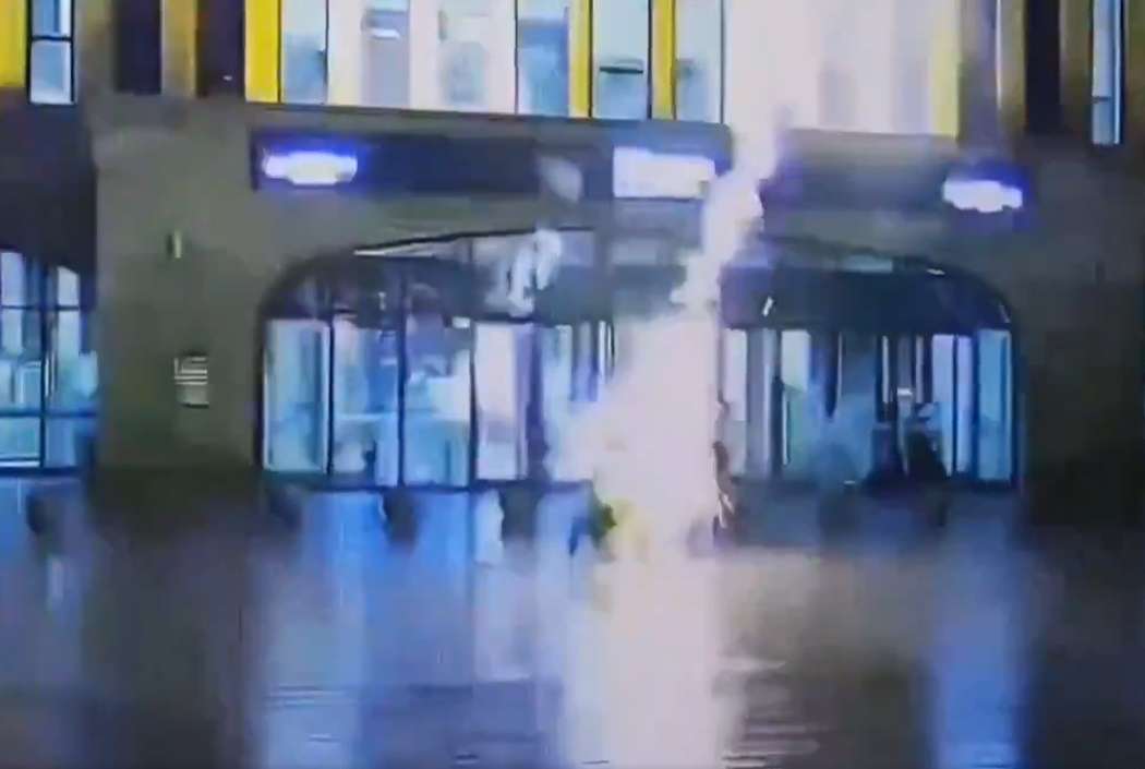 El momento fue captado por una cámara de vigilancia, y se observa cómo estas personas que se cubrían de la lluvia con sus respectivos paraguas fueron alcanzados por un rayo. Foto: Captura