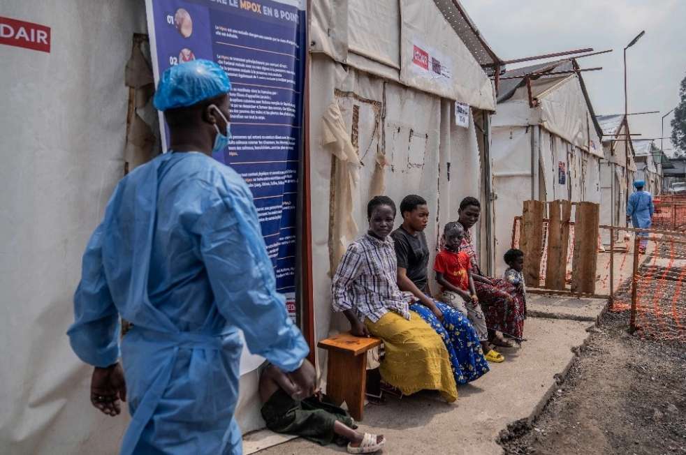 Niños que padecen la viruela símica esperan tratamiento en una clínica en Munigi, este del Congo, el lunes 19 de agosto de 2024. Foto Ap